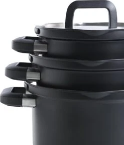 BK Flow Cool Black Glas Kookpannenset - 4-delig - Zwart - Glazen Deksel - Veilig Afgietsysteem - Inductie -Le Creuset Winkel 1029x1200