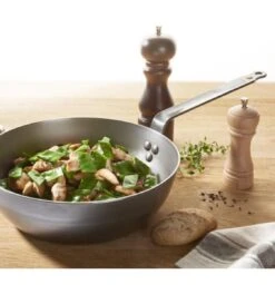 DeBuyer Mineral B Element Hapjespan - Ø 28 Cm -Le Creuset Winkel 1122x1200 1