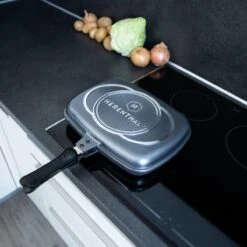 Herenthal Dubbele Grillpan - Ø 28 Cm - Koekenpan - Keramische Pan - Marmeren Coating Met Antiaanbaklaag - PFAS & PFOA Vrij - Pan - Grill - Vermindert Geur, Rook En Oliespatten - Zilver -Le Creuset Winkel 1200x1200 1197