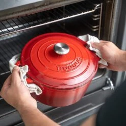 Nuovva Gietijzeren Braadpan Antiaanbaklaag Met Deksel - Sudderpan Rood - Rond - Ø24 Cm - 4.7 Liter - 100% PFAS & PFOA Vrij - Geschikt Voor Alle Warmtebronnen - Elektrisch - Gas - Halogeen - Inductie - Keramisch -Le Creuset Winkel 1200x1200 1439