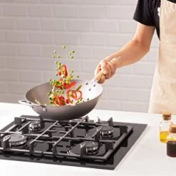 Navaris Grote Wokpan Geschikt Voor Inductie - Koolstofstalen Wok Met Twee Handvaten - Carbon Steel Wok 30 Cm Diameter - Voor Roerbak- En Wokgerechten -Le Creuset Winkel 1200x1200 210