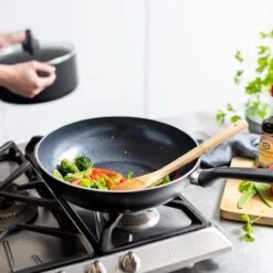 GreenPan Memphis Keramische Wokpan - Ø 28 Cm - PFAS-vrij 27 GreenPan Memphis Keramische Wokpan - Ø 28 Cm - PFAS-vrij -Le Creuset Winkel 1200x1200 266