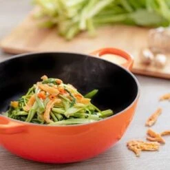 Le Creuset Wokpan / Balti Dish - Mat Zwart - ø 24 Cm / 2.7 Liter - Geëmailleerde Anti-aanbaklaag -Le Creuset Winkel 1200x1200 281