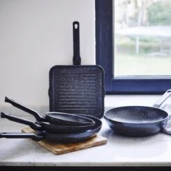 BK Universe Wok Ø 28cm - Inductie - Anti-aanbak - PFAS-vrij 17 BK Universe Wok Ø 28cm - Inductie - Anti-aanbak - PFAS-vrij -Le Creuset Winkel 1200x1200 285