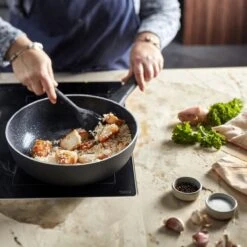 Demeyere Alu Classico 3 Wokpan – Inductie – Ceraforce Keramische Antikleeflaag – 28 Cm – PTFE En PFAS Vrij -Le Creuset Winkel 1200x1200 315