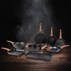 Rosmarino Black Line - Wokpan - Ø30cm - 100% PFAS & PFOA Vrij - Gegoten Aluminium - Non-stick Minerale Coating - Ergonomische Handgreep - Geschikt Voor Alle Warmtebronnen & Vaatwasser -Le Creuset Winkel 1200x1200 351