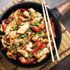 Rosmarino Black Line - Wokpan - Ø30cm - 100% PFAS & PFOA Vrij - Gegoten Aluminium - Non-stick Minerale Coating - Ergonomische Handgreep - Geschikt Voor Alle Warmtebronnen & Vaatwasser -Le Creuset Winkel 1200x1200 354