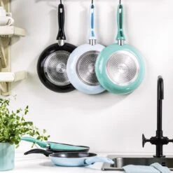 VitaVerde Expert Koekenpannenset Ø 24cm + Ø 28cm - Lichtblauw - Inductie - PFAS-vrij -Le Creuset Winkel 1200x1200 436