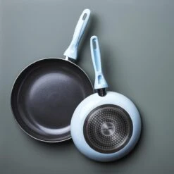 VitaVerde Expert Koekenpannenset Ø 24cm + Ø 28cm - Lichtblauw - Inductie - PFAS-vrij -Le Creuset Winkel 1200x1200 437