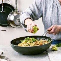 Dagelijkse Kost Door Jeroen Meus - Wok ø28cm - Inductie - Anti-aanbak - PFAS-vrij 15 Dagelijkse Kost Door Jeroen Meus - Wok ø28cm - Inductie - Anti-aanbak - PFAS-vrij -Le Creuset Winkel 1200x1200 440