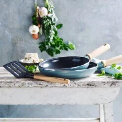 GreenPan Mayflower Koekenpannenset Ø 20cm + Ø 24cm + 1 Accessoire - Lichtblauw - Inductie - PFAS-vrij -Le Creuset Winkel 1200x1200 541