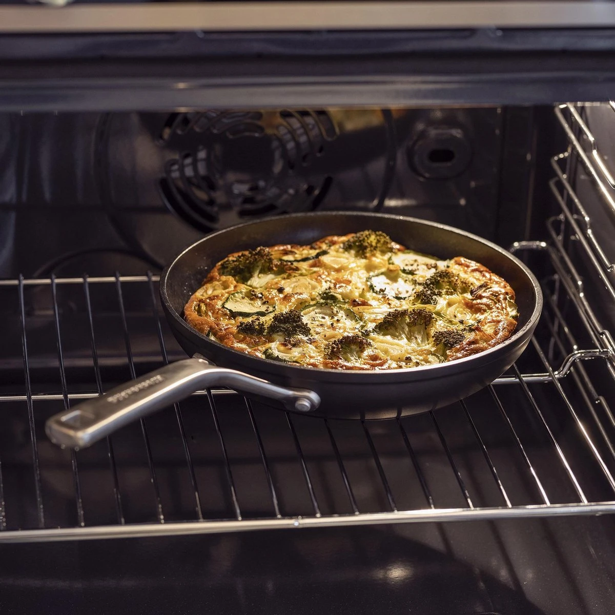 KitchenAid Hard Geanodiseerd Aluminium Koekenpannenset ø20+24+28cm - Zwart - Inductie 4 KitchenAid Hard Geanodiseerd Aluminium Koekenpannenset ø20+24+28cm - Zwart - Inductie - Afbeelding 2