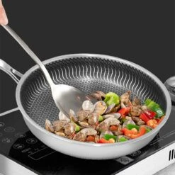 Honingraat Heavy Duty Anti-aanbak Koekenpan - Steelpan - Wok - Met Deksel 30 Cm - Gas - Elektrisch - Inductie - Oven -Le Creuset Winkel 1200x1200 622