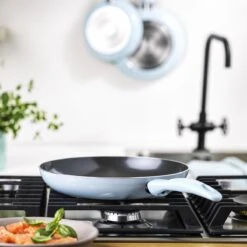 VitaVerde Expert Koekenpannenset Ø 20cm + Ø 24cm + Ø 28cm - Lichtblauw - Inductie - PFAS-vrij -Le Creuset Winkel 1200x1200 733