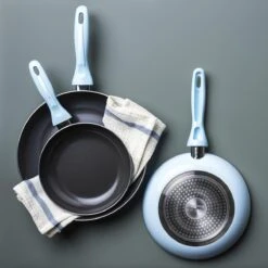 VitaVerde Expert Koekenpannenset Ø 20cm + Ø 24cm + Ø 28cm - Lichtblauw - Inductie - PFAS-vrij -Le Creuset Winkel 1200x1200 735