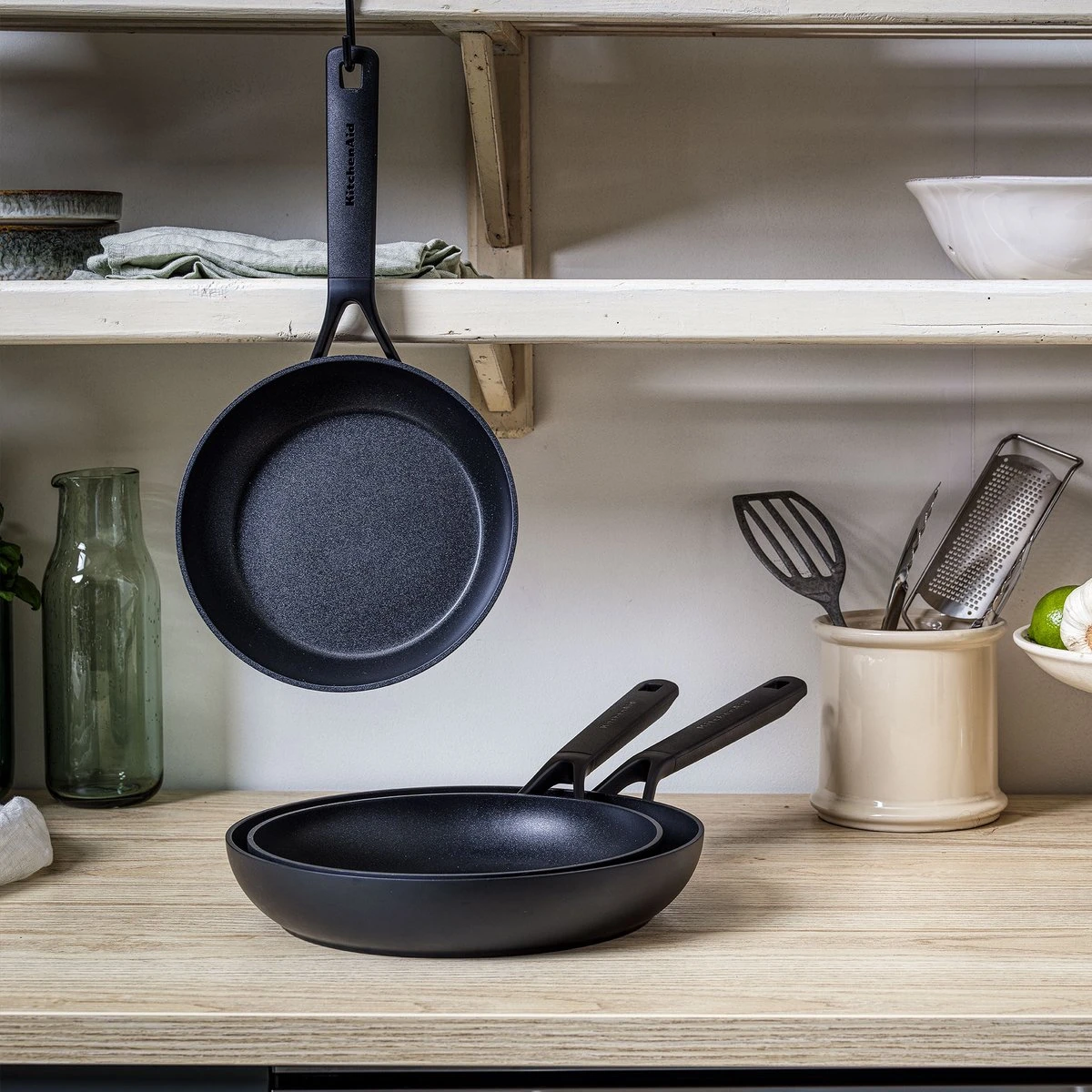 KitchenAid Classic Aluminium Koekenpannenset 3-delig ø20+24+28cm - Zwart - Inductie 4 KitchenAid Classic Aluminium Koekenpannenset 3-delig ø20+24+28cm - Zwart - Inductie - Afbeelding 2