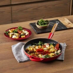 Le Creuset Koekenpan Signature Kersenrood - ø 28 Cm / 2.6 Liter - Geëmailleerde Anti-aanbaklaag -Le Creuset Winkel 1200x1200 820