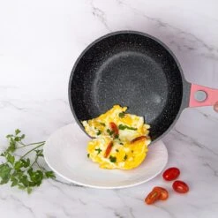 Royalty Line Inductie Pannenset - Luxe 14-delige Pannenset Marmeren Coating - Pannen Met Afneembare Handvaten - Oven-Ready - PFAS-Vrij - Voor Alle Warmtebronnen - Afneembare Koudgrepen - Antiaanbaklaag - Koekenpan Met Glazen Deksels - Roze 19 Royalty Line Inductie Pannenset - Luxe 14-delige Pannenset Marmeren Coating - Pannen Met Afneembare Handvaten - Oven-Ready - PFAS-Vrij - Voor Alle Warmtebronnen - Afneembare Koudgrepen - Antiaanbaklaag - Koekenpan Met Glazen Deksels - Roze -Le Creuset Winkel 1200x1200 990