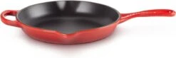 Le Creuset - Gietijzeren Ronde Skillet In Kersenrood 23cm -Le Creuset Winkel 1200x397 1