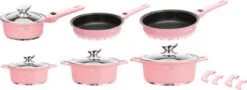 Swiss Pro+ | Set 14 Delige Pannenset | Inductie - Pannensets - Glazen Deksel - Met Afneembare Handgreep - Marmeren Interieur -PFAS-vrij | Pink -Le Creuset Winkel 1200x439 2