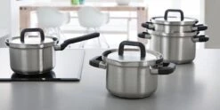 BK Flow Cool Pannenset - 4-delig – RVS Deksels - Veilig Afgietsysteem - Geschikt Voor Alle Warmtebronnen -Le Creuset Winkel 1200x600