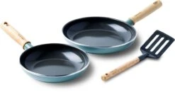 GreenPan Mayflower Koekenpannenset Ø 20cm + Ø 24cm + 1 Accessoire - Lichtblauw - Inductie - PFAS-vrij -Le Creuset Winkel 1200x632 3