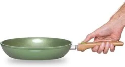 Just Vegan Koekenpan ECO Met Afneembaar Handvat 20 Cm Aluminium Groen -Le Creuset Winkel 1200x646 1