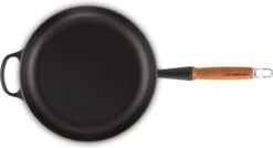 Le Creuset Koekenpan Signature Mat Zwart - ø 28 Cm / 2.6 Liter - Geëmailleerde Anti-aanbaklaag -Le Creuset Winkel 1200x652 3