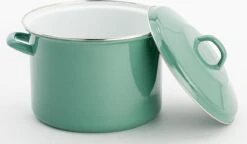 Lite-Body Magnus Soeppan/Stamppotpan Met Deksel - 24cm/8l - Emaille - Olijf Groen 7 Lite-Body Magnus Soeppan/Stamppotpan Met Deksel - 24cm/8l - Emaille - Olijf Groen -Le Creuset Winkel 1200x698 6