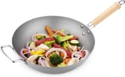 Navaris Grote Wokpan Geschikt Voor Inductie - Koolstofstalen Wok Met Twee Handvaten - Carbon Steel Wok 30 Cm Diameter - Voor Roerbak- En Wokgerechten -Le Creuset Winkel 1200x743 3