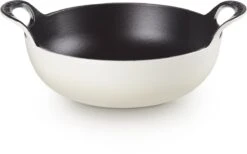 Le Creuset Gietijzeren Balti-pan In Meringue 24 Cm 2,7l -Le Creuset Winkel 1200x747 1
