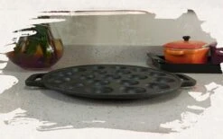 YUGN BLACK Poffertjespan Poffertjesmaker 6 Delige Set - 19 Poffertjes Incl Doseerfles Kwast Poffertjesvork Siliconen Ovenwanten - Platte Onderkant Poffertjespan Inductie Poffertjespan Elektrisch - Cadeau Tip 16 YUGN BLACK Poffertjespan Poffertjesmaker 6 Delige Set - 19 Poffertjes Incl Doseerfles Kwast Poffertjesvork Siliconen Ovenwanten - Platte Onderkant Poffertjespan Inductie Poffertjespan Elektrisch - Cadeau Tip -Le Creuset Winkel 1200x751 3