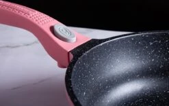 Royalty Line Inductie Pannenset - Luxe 14-delige Pannenset Marmeren Coating - Pannen Met Afneembare Handvaten - Oven-Ready - PFAS-Vrij - Voor Alle Warmtebronnen - Afneembare Koudgrepen - Antiaanbaklaag - Koekenpan Met Glazen Deksels - Roze 18 Royalty Line Inductie Pannenset - Luxe 14-delige Pannenset Marmeren Coating - Pannen Met Afneembare Handvaten - Oven-Ready - PFAS-Vrij - Voor Alle Warmtebronnen - Afneembare Koudgrepen - Antiaanbaklaag - Koekenpan Met Glazen Deksels - Roze -Le Creuset Winkel 1200x757 8