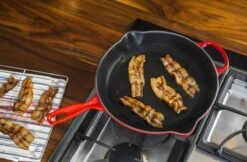 Le Creuset - Gietijzeren Ronde Skillet In Kersenrood 23cm -Le Creuset Winkel 1200x787 2