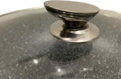 Kookkunst Holland Braadpan Met Glazen Deksel Marmeren Coating - Inductie - Ø 20 Cm 5 Kookkunst Holland Braadpan Met Glazen Deksel Marmeren Coating - Inductie - Ø 20 Cm -Le Creuset Winkel 1200x787 3