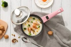 Swiss Pro+ | Set 14 Delige Pannenset | Inductie - Pannensets - Glazen Deksel - Met Afneembare Handgreep - Marmeren Interieur -PFAS-vrij | Pink -Le Creuset Winkel 1200x799 115