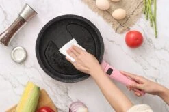 Swiss Pro+ | Set 14 Delige Pannenset | Inductie - Pannensets - Glazen Deksel - Met Afneembare Handgreep - Marmeren Interieur -PFAS-vrij | Pink -Le Creuset Winkel 1200x799 116