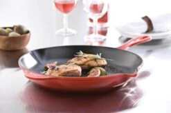 Le Creuset - Gietijzeren Ronde Skillet In Kersenrood 23cm -Le Creuset Winkel 1200x799 129
