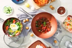 Swiss Pro+ - SP-WK28C - Aluminium Wokpan 28 Cm - Geschikt Voor Alle Warmtebronnen - Koper -Le Creuset Winkel 1200x799 31