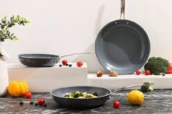 Swiss Pro+ - Koekenpannenset - 3 Delig - Keramisch - Inductie - Milieuvriendelijk - PFAS - PFOA Vrij - Sapphire Green 20 Swiss Pro+ - Koekenpannenset - 3 Delig - Keramisch - Inductie - Milieuvriendelijk - PFAS - PFOA Vrij - Sapphire Green -Le Creuset Winkel 1200x799 57