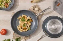 Swiss Pro+ - Koekenpannenset - 3 Delig - Keramisch - Inductie - Milieuvriendelijk - PFAS - PFOA Vrij - Sapphire Green 22 Swiss Pro+ - Koekenpannenset - 3 Delig - Keramisch - Inductie - Milieuvriendelijk - PFAS - PFOA Vrij - Sapphire Green -Le Creuset Winkel 1200x799 59