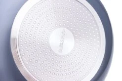 Swiss Pro+ - Koekenpannenset - 3 Delig - Keramisch - Inductie - Milieuvriendelijk - PFAS - PFOA Vrij - Sapphire Green 24 Swiss Pro+ - Koekenpannenset - 3 Delig - Keramisch - Inductie - Milieuvriendelijk - PFAS - PFOA Vrij - Sapphire Green -Le Creuset Winkel 1200x799 60