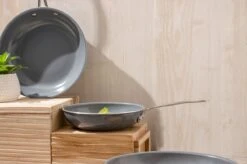 Swiss Pro+ - Koekenpannenset - 3 Delig - Keramisch - Inductie - Milieuvriendelijk - PFAS - PFOA Vrij - Sapphire Green 27 Swiss Pro+ - Koekenpannenset - 3 Delig - Keramisch - Inductie - Milieuvriendelijk - PFAS - PFOA Vrij - Sapphire Green -Le Creuset Winkel 1200x799 62