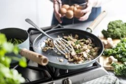 GreenPan Mayflower Koekenpannenset Ø 20cm + Ø 24cm + 1 Accessoire - Lichtblauw - Inductie - PFAS-vrij -Le Creuset Winkel 1200x800 115