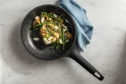 Sola - Fair Cooking Zwart/wit Greblon Anti Aanbaklaag -Le Creuset Winkel 1200x800 152