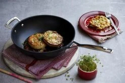 LE CREUSET - Les Forgees - Wokpan 30cm -Le Creuset Winkel 1200x800 187