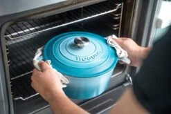 Nuovva Gietijzeren Braadpan Antiaanbaklaag Met Deksel - Sudderpan Blauw - Rond - Ø24 Cm - 4,7 Liter - 100% PFAS & PFOA Vrij - Geschikt Voor Alle Warmtebronnen - Elektrisch - Gas - Halogeen - Inductie – Keramisch 10 Nuovva Gietijzeren Braadpan Antiaanbaklaag Met Deksel - Sudderpan Blauw - Rond - Ø24 Cm - 4,7 Liter - 100% PFAS & PFOA Vrij - Geschikt Voor Alle Warmtebronnen - Elektrisch - Gas - Halogeen - Inductie – Keramisch -Le Creuset Winkel 1200x800 235