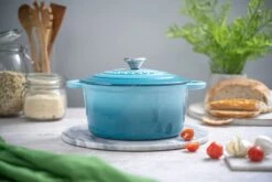 Nuovva Gietijzeren Braadpan Antiaanbaklaag Met Deksel - Sudderpan Blauw - Rond - Ø24 Cm - 4,7 Liter - 100% PFAS & PFOA Vrij - Geschikt Voor Alle Warmtebronnen - Elektrisch - Gas - Halogeen - Inductie – Keramisch 12 Nuovva Gietijzeren Braadpan Antiaanbaklaag Met Deksel - Sudderpan Blauw - Rond - Ø24 Cm - 4,7 Liter - 100% PFAS & PFOA Vrij - Geschikt Voor Alle Warmtebronnen - Elektrisch - Gas - Halogeen - Inductie – Keramisch -Le Creuset Winkel 1200x800 236