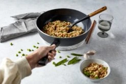Demeyere Alu Comfort 3 Wokpan – Wokpan Inductie – Ceraforce Keramische Antikleeflaag – 28 Cm – PTFE En PFAS Vrij -Le Creuset Winkel 1200x800 55
