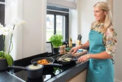 Sola Braadpan Fair Cooking - Ø 28 Cm - Zwart/wit - Aluminium - Antiaanbaklaag -Le Creuset Winkel 1200x801 16